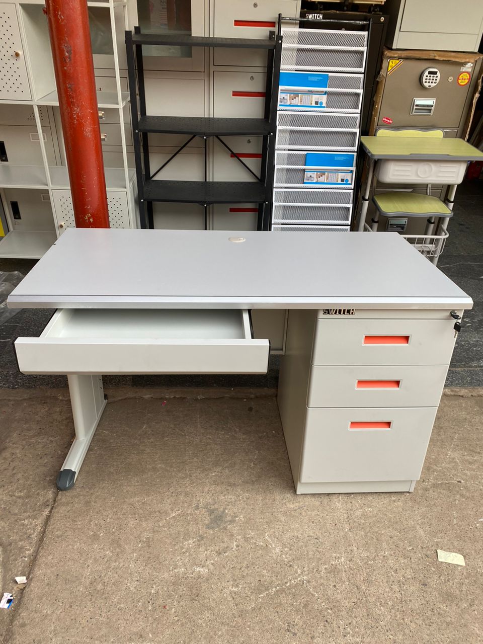 SWITCH METAL OFFICE DESK.